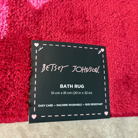 Betsey Johnson Bath Rug Present Christmas Holiday XOX Red Pink 20x32 New - Picture 3 of 3